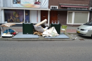 Dumping grofvuil bij ondergrondse containers